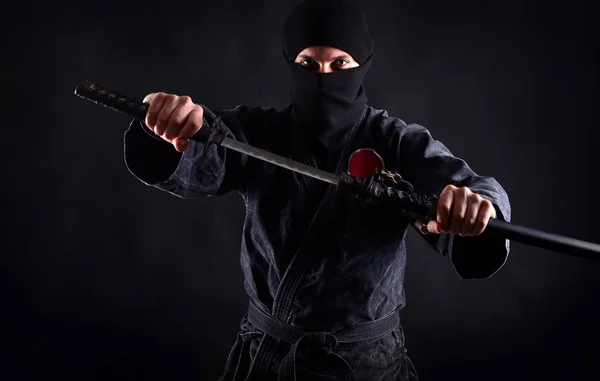 Poderoso Retrato Ninja Com Espada Desenhada — Fotografia de Stock