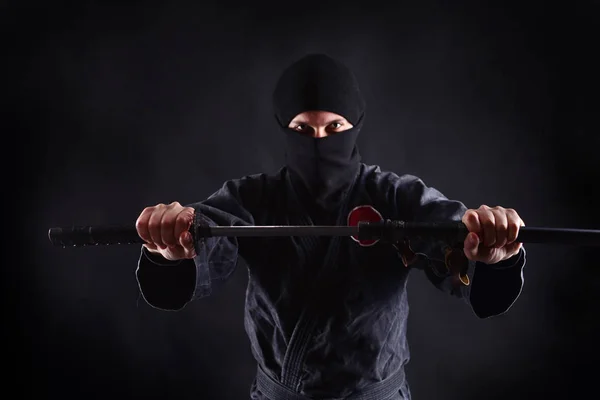 Kraftfullt Ninja Porträtt Med Katana — Stockfoto