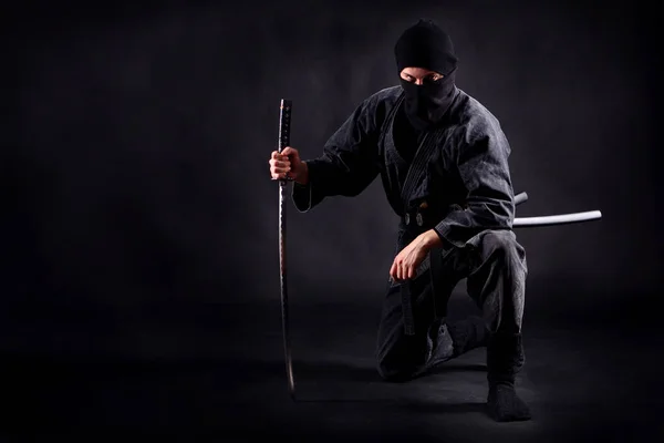 Ninja Samurai Hopkrupen Ett Ben Och Stödd Ett Svärd — Stockfoto
