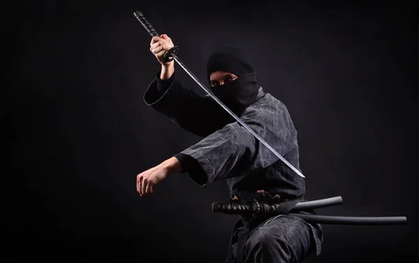 Ninja Samurai Com Katana Pose Ataque — Fotografia de Stock