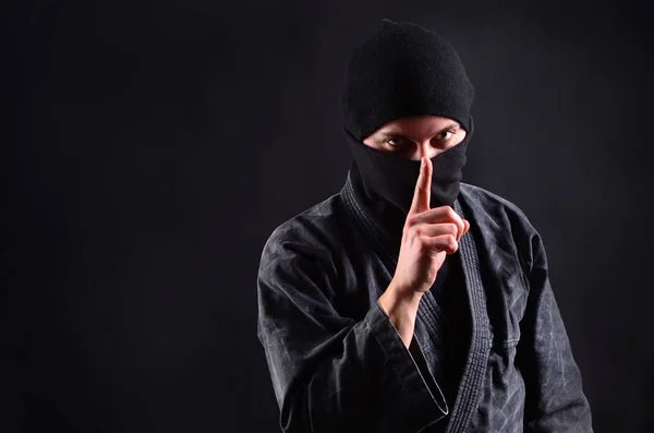 Rustig Shh Symbool Criminele Ninja Bivakmuts Een Donkere Achtergrond Houdt — Stockfoto