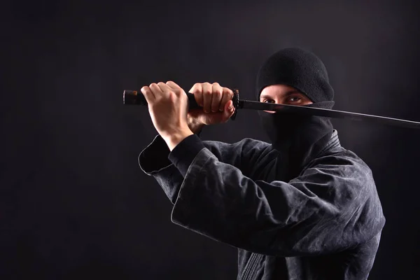 Ninja Samurai Med Katana Attack Utgör — Stockfoto