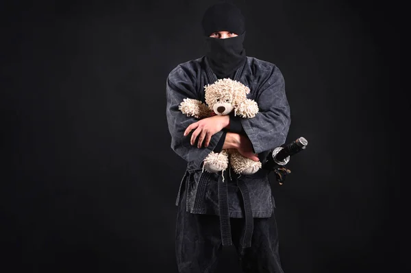 Gran Poderoso Samurai Ninja Sosteniendo Oso Peluche Buena Fuerte Protección — Foto de Stock