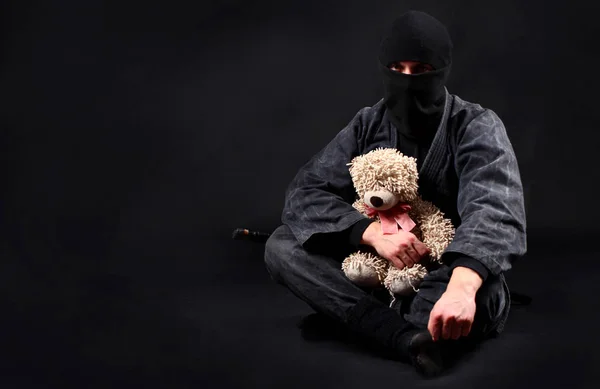 Ninja Con Oso Peluche Buena Fuerte Protección Del Concepto Débil — Foto de Stock