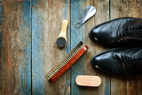 Schuhe Pflegekonzept Hintergrund Mit Lederschuhen Und Accessoires Für Die Reinigung — Stockfoto