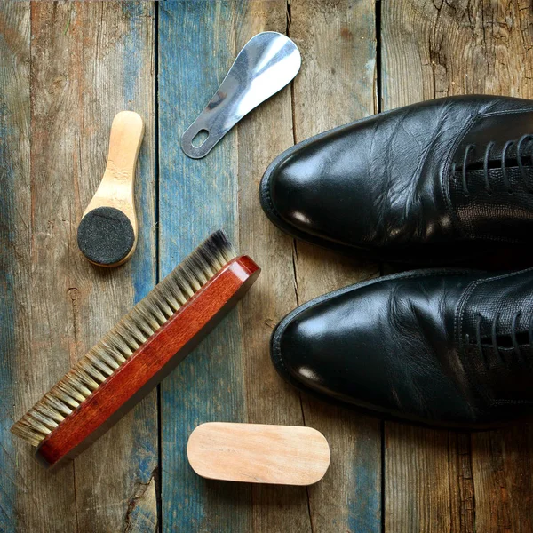 Schuhe Pflegekonzept Hintergrund Mit Lederschuhen Und Accessoires Für Die Reinigung — Stockfoto