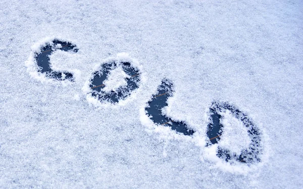 Die Aufschrift Kalt Auf Der Scheibe Des Fahrzeugs Winterkonzept — Stockfoto