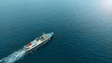 Hava. Tekne gemi turistlere deniz suyu ile. 