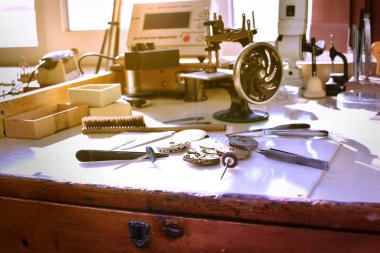 Saatçi atölye. Watch repairer işyeri. Onarım mekanik saatler süreci