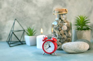 Natürmort ayrıntılar. Ofis iç saat, bitkiler, mum ve diğer dekor üstünde a okul sırası ile Nordic havasında. İskandinav tarzında iç kavramı.