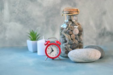 İskandinav natürmort çalar saat ve inteiror ayrıntıları içerir. Nordic ruh kavramı.