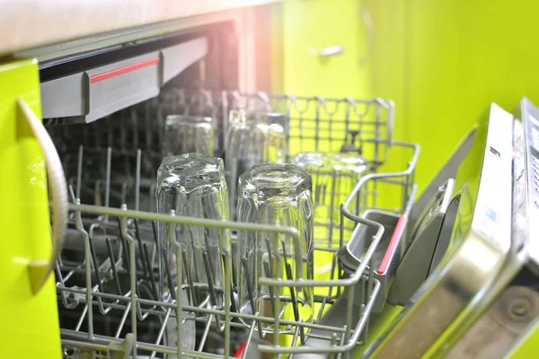 Mutfakta Bulaşık Makinesi — Stok fotoğraf