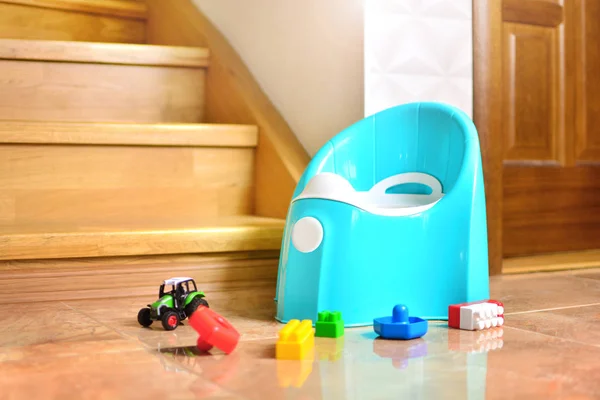 Kindergeschirr Töpfchen Mit Spielzeug Hausinneren Der Nähe Der Treppe — Stockfoto
