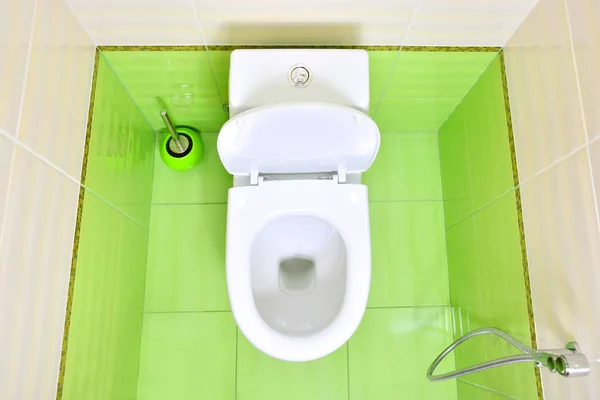 Witte Keramische Toilet Een Huis Groen Kamer Bovenaanzicht — Stockfoto