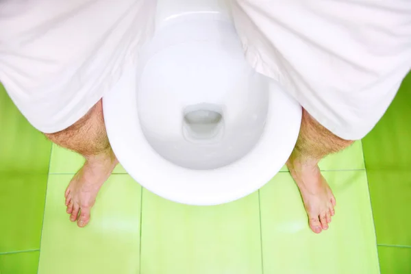 Tuvaletler Beyaz Şortlu Bir Adam Evde Tuvalete Otur Hazırlanıyor Sağlık — Stok fotoğraf