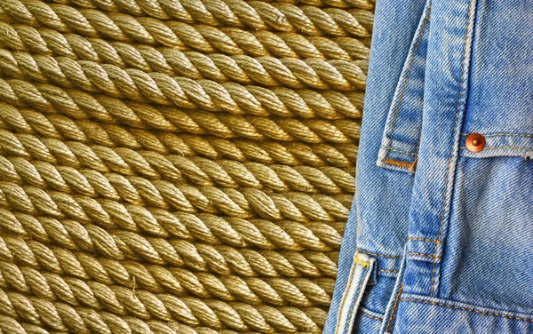 Jeans Denim Bleu Sur Fond Corde Avec Espace Copie — Photo