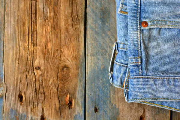 Calça Jeans Jeans Azul Fundo Madeira Com Espaço Cópia — Fotografia de Stock