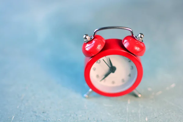 Reloj Despertador Rojo Con Campanas Cerca Concepto Tiempo —  Fotos de Stock