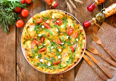 Rustik bir mutfağında lezzetli İtalyan pizza, üst görünümü