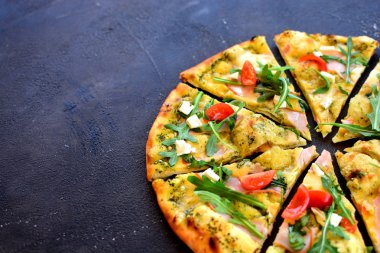 Yakın mesafeden dilimlenmiş pizza. 