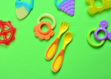 Çatal, kaşık ve Dişlikler ile bebek aksesuarları arka plan