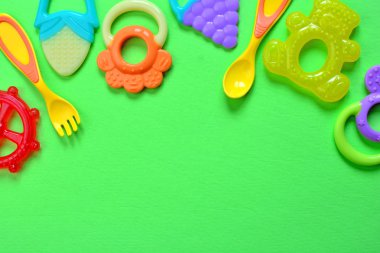 Bebek aksesuar arka plan çatal, kaşık ve teethers. Kopya alanı.