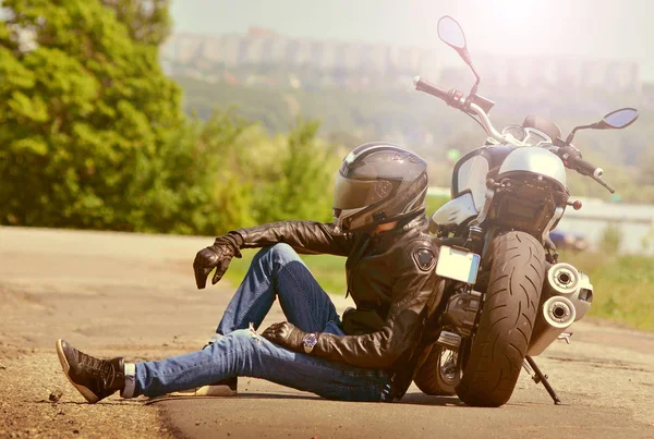 Kıyafet Biker Asfalt Üzerinde Motosiklet Yanında Oturur Motosikletçi Motosiklet Yakınında — Stok fotoğraf