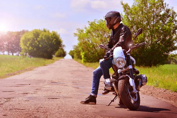 バイクを持つスタイリッシュなバイカーは 放棄された道路に停止しました オートバイの背景 トンネッド — ストック写真