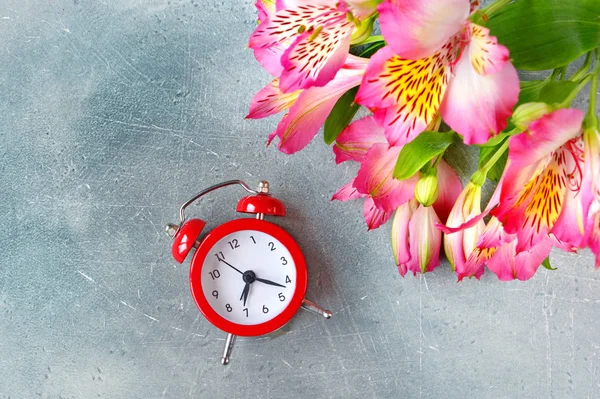 Zeit Feiern Konzept Blumenstrauß Und Uhr Flach Gelegt — Stockfoto