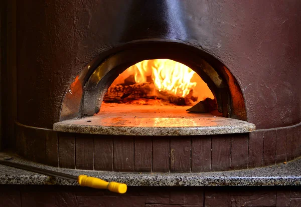 Geleneksel Talyan Pizza Hazırlamak Için Yangın Taş Soba Fırın Yangın — Stok fotoğraf