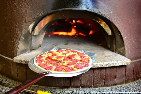 Pizza Italiana Con Salami Antes Ponerla Horno Leña — Foto de Stock