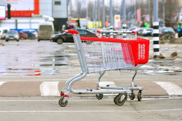 Cestas Vacías Estacionamiento Cerca Del Centro Comercial —  Fotos de Stock