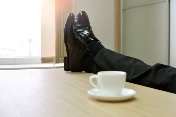 Αρσενικά Πόδια Που Βρίσκονται Στο Τραπέζι Στο Γραφείο Στη Δουλειά — Φωτογραφία Αρχείου