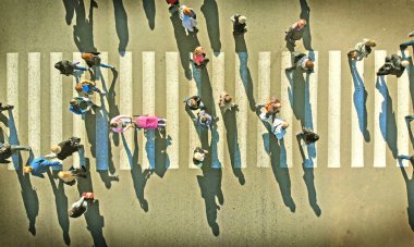 Hava. Yaya yaya geçidinde insan kalabalığı, üst görünüm.