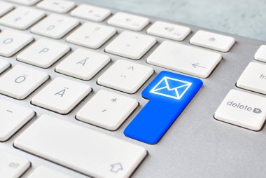 Bilgisayar klavyesi ve e-posta düğmesiyle posta iletisi kavramı alma veya gönderme.