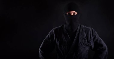 Mavi beyaz gözlü ninja samuray portresi. 