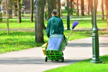 Park alanları için temizlik hizmeti. Hademe ekipmanları ile Bahçıvan. 
