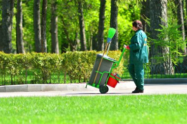 Kharkiv, Ukrayna - 25 Nisan 2019: Park alanları için temizlik hizmeti. Hademe ekipmanları ile Bahçıvan. 