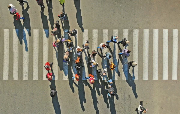 Multidão Pessoas Atravessando Uma Passarela Pedestres — Fotografia de Stock