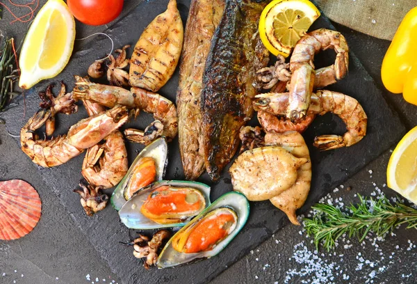 Grilled Mediterranean Set Fish Shrimp Squid Mussels Story Table — Stock Photo, Image