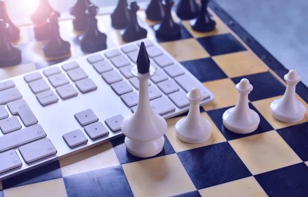 Online Koncepce Správy Podniku Chessmen Blízkosti Počítačové Klávesnice — Stock fotografie