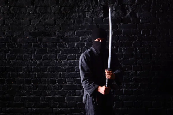Ninja Samurai Med Katana Attack Pose Mörk Tegelvägg Bakgrund — Stockfoto