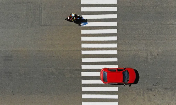 고속도로에서 보행자 얼룩말을 횡단하는 자동차와 오토바이 — 스톡 사진