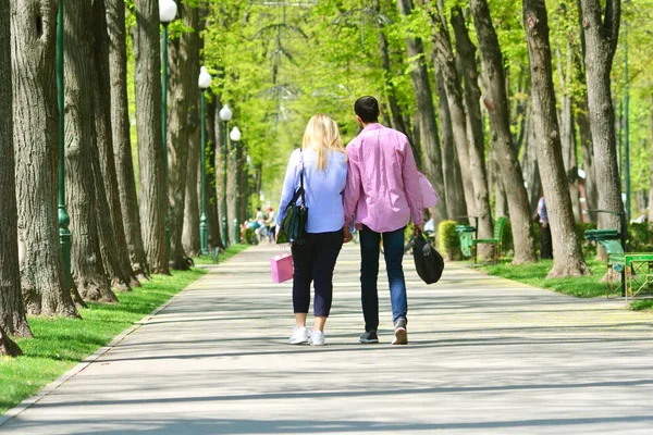 Novio Novia Saliendo Pareja Enamorada Caminando Juntos Por Callejón Del — Foto de Stock