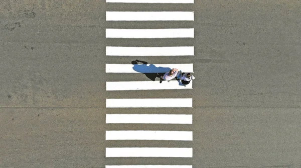 Dois Pedestres Homem Mulher Cruzando Passadeira Zebra Aérea Vista Superior — Fotografia de Stock