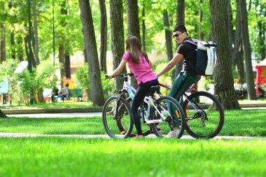 Kharkiv, Ukrayna - 4 Mayıs 2019: Bir şehir parkında aşık bisiklet çift 