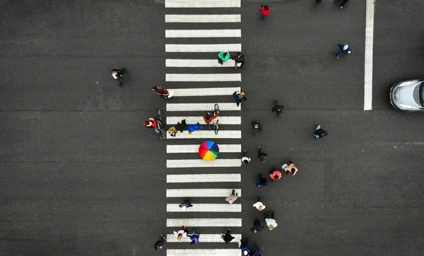 Aéreo Pessoas Reúnem Passadeira Pedestres Cruzamento Zebras Vista Superior Uma — Fotografia de Stock