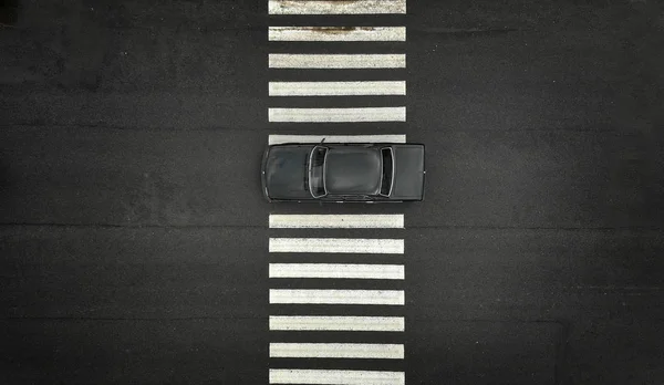 얼룩말 보행자 보도에 하나의 자동차 배경에 아스팔트 — 스톡 사진
