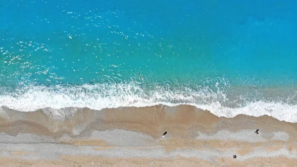 Εναέρια Όμορφο Γαλάζιο Νερό Της Θάλασσας Και Κύματα Μια Παραλία — Φωτογραφία Αρχείου