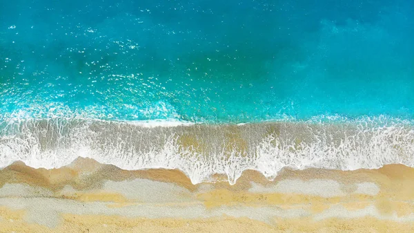 Εναέρια Μεσογειακά Κύματα Στη Θάλασσα Τιρκουάζ Θέα Στο Νερό — Φωτογραφία Αρχείου